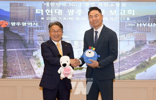 강기정 광주광역시장이 8일 오전 시청 비즈니스룸에서 열린 ‘광주 복합쇼핑몰 더현대 광주 관련 착공보고회’에 참석해 정지영 현대백화점 대표이사와 기념촬영을 하고 있다. /광주광역시 제공