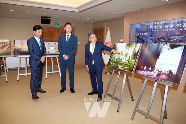강기정 광주광역시장이 8일 오전 시청 비즈니스룸에서 열린 ‘광주 복합쇼핑몰 더현대 광주 관련 착공보고회’에 앞서 정지영 현대백화점 대표이사, 나원중 더현대 광주 법인장 등과 함께 착공 계획, 비전 및 로드맵 등에 대해 논의하고 있다. /광주광역시 제공