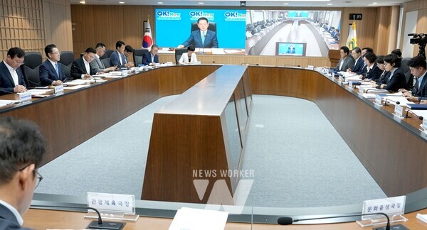 김영록 전라남도지사가 8일 오전 전남 동부지역본부 나철실에서 실국 정책회의를 주재하고 있다.