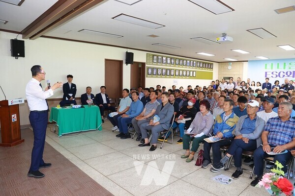 전남 해남군은 지난 7일 화원면을 시작으로 14개 읍면을 순회하는‘해남愛 미래 공감 투어’를 시작했다.