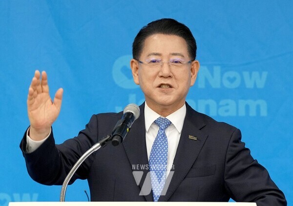 김영록 전라남도지사가 8일 순천 에코그라드호텔에서 민선8기 출범 3년 기자간담회를 갖고 전남 동부권 성과와 비전을 발표하고 있다.