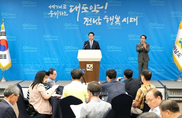 김영록 전라남도지사가 8일 순천 에코그라드호텔에서 민선8기 출범 3년 기자간담회를 갖고 전남 동부권 성과와 비전을 발표하고 있다.