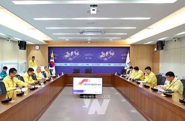 전남 해남군은 장마가 일찍 끝나고, 강수량이 평년에 미치지 못하면서 가뭄피해가 우려됨에 따라 대책회의를 갖고 선제적 대응을 강화해 나가기로 했다.