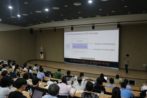 한국에너지공과대학교(KENTECH, 총장직무대행 박진호)는 8일(화) 켄텍 국제회의장에서 ‘빛가람 에너지밸리 AI 및 정보보안 워크숍’을 개최했다.