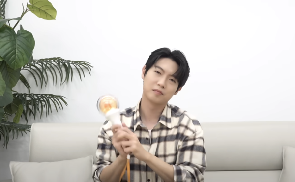 밝은 오렌지색 응원봉 사용법을 직접 설명하는 가수 손태진 [사진=손태진 공식 유튜브 채널]