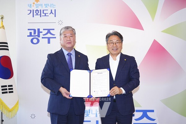 강기정 광주광역시장이 8일 오후 시청 접견실에서 대한상이군경회 광주시지부와 광주 2025세계장애인 양궁선수권대회 성공 개최를 위한 업무협약을 체결한 뒤 기념촬영을 하고 있다./광주광역시 제공