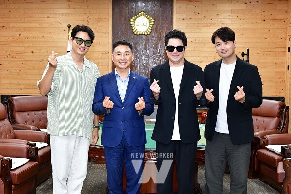지난 7일 함평군의회를 방문한 탤런트 이지훈, 이일섭 한국엔터테인먼트협회 부회장 그리고 황인성 아나운서와 문화콘텐츠 발전과 지역경제 활성화 방안에 대해 의견을 나눈 후 기념 촬영을 하고 있다.
