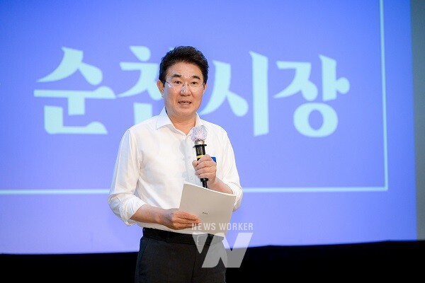 8일, 노관규 순천시장이 문화건강센터에서 열린 ‘필수의료 공급체계 구축방안 연구용역’ 최종보고회에 참석해 인사말씀을 하고 있다