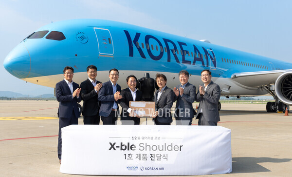 엑스블 숄더 1호 전달식 후 행사 참가자들이 기념사진을 촬영하는 모습. (왼쪽부터) 현대차·기아 로보틱스사업1팀 김종우 팀장, 현대차·기아 관절로보틱스팀 윤주영 팀장, 현대차·기아 로보틱스사업실 최리군 상무, 현대차·기아 로보틱스랩 현동진 상무, 대한항공 항공우주사업본부 정현보 상무, 대한항공 항공우주사업본부 기술3팀 신도훈 팀장, 대한항공 항공우주사업본부 사업기획팀 이대일 팀장