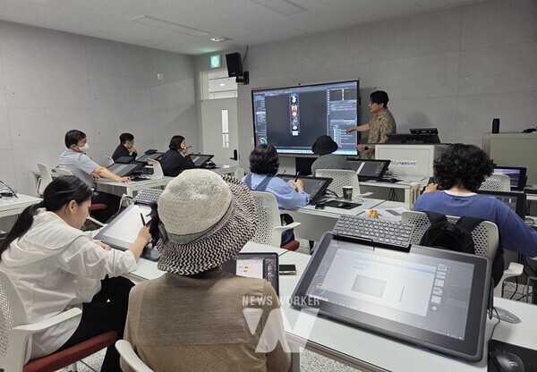 6월 「처음 시작하는 웹툰」 프로그램 수강생들이 순천어울림도서관에서 단편 웹툰 창작 수업을 받고 있다