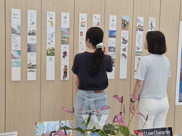 7월 시민들이 순천어울림도서관에서 다양한 주제를 담은 시민 작가들의 첫 웹툰 작품을 감상하고 있다