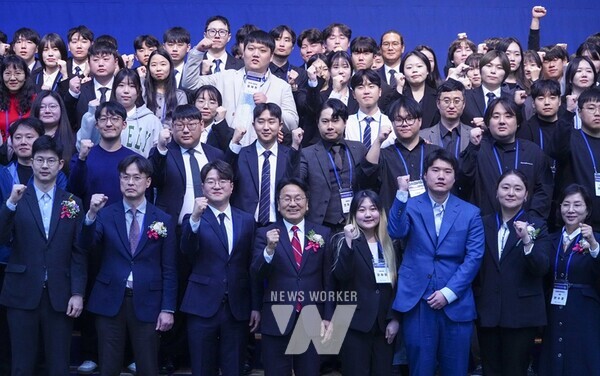 강기정 광주광역시장이 지난해 11월26일 오후 서구 김대중컨벤션센터에서 열린 ‘광주인공지능사관학교 5기 성과공유회 및 수료식’에 참석해 교육생들과 기념촬영을 하고 있다./광주광역시 제공