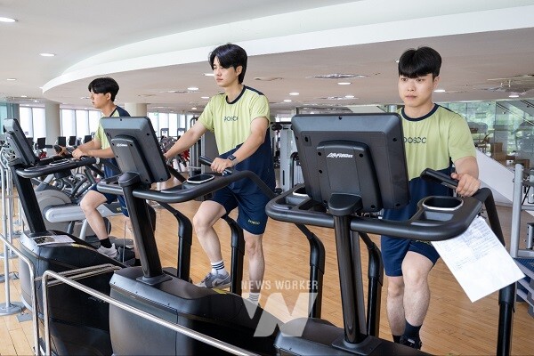 광양제철소(소장) 고재윤이 포스코 및 그룹사, 협력사 임직원들의 복지 향상과 건강 증진을 위해 사내 대표 복지시설인 포스코 어울림체육관 피트니스센터의 대대적인 리뉴얼에 나섰다