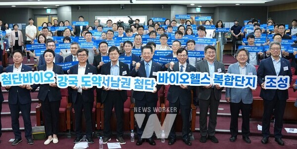 김영록 전라남도지사가 9일 서울 국회에서 열린 ‘서남권 첨단 바이오헬스복합단지 조성 전략 국회 포럼’에 참석해 주요 내빈과 퍼포먼스를 하고 있다.