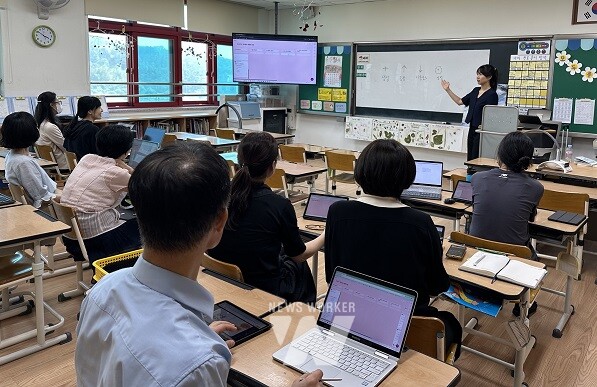 빛여울초등학교에서 지난 2일 진행된 학교로 찾아가는 미디어교육 연수에서, 강사가 교사들에게 디지털 콘텐츠에 관해 설명하고 있다./ 광주광역시교육청 제공