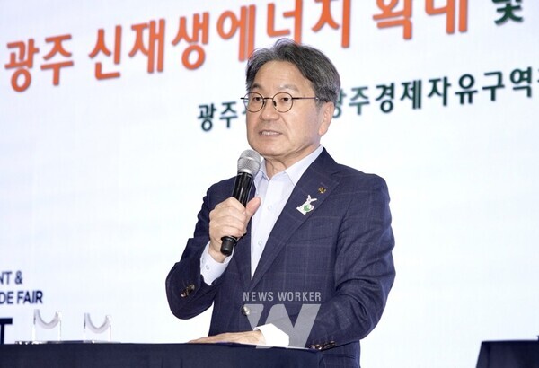 강기정 광주광역시장이 9일 김대중컨벤션센터에서 열린 광주지역 신재생에너지 확대 및 에너지밸리산단 활성화를 위한 업무협약식에 참석해 인사말을 하고 있다./광주광역시 제공