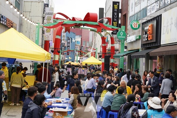해남군 원도심에서 열리는 땅끝달달야행이 여름시즌에 맞춰 더욱 시원해진 프로그램으로 방문객들을 맞는다.