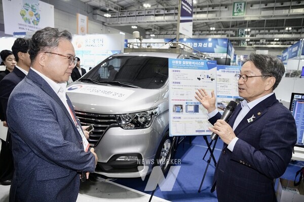 강기정 광주광역시장이 9일 오후 서구 김대중컨벤션센터에서 열린 ‘2025 대한민국 기후환경에너지대전’ 개막식에 참석해 인사말을 하고 있다. /광주광역시 제공강기정 광주광역시장이 9일 오후 서구 김대중컨벤션센터에서 열린 ‘2025 대한민국 기후환경에너지대전’ 개막식에 참석해 참석자들과 기념촬영을 하고 있다. /광주광역시 제공