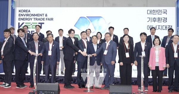 강기정 광주광역시장이 9일 오후 서구 김대중컨벤션센터에서 열린 ‘2025 대한민국 기후환경에너지대전’ 개막식에 참석해 참석자들과 기념촬영을 하고 있다. /광주광역시 제공