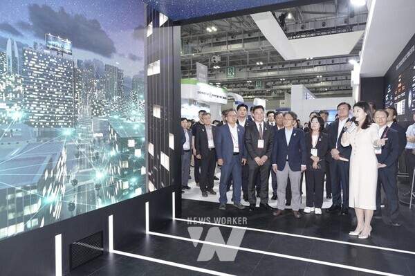 신재생에너지 전환과 기후위기 대응에 새로운 비전을 제시하는 ‘2025 대한민국 기후환경에너지 대전’이 9일 개막, 오는 11일까지 3일간의 일정에 돌입했다.