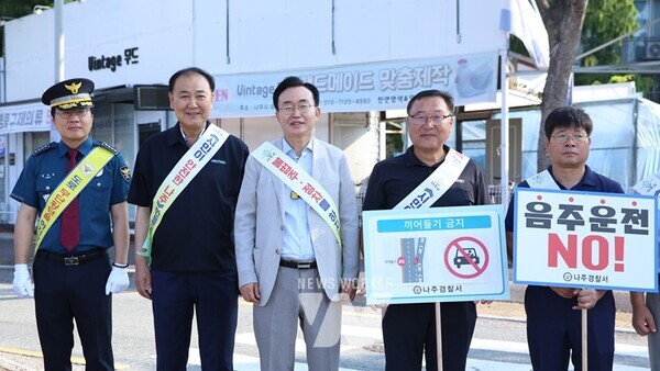 나주시는 9일 나주 성북사거리에서 민·관 합동 교통안전 캠페인을 실시했다. (사진제공-나주시)