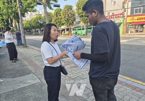 광주시 광산구(구청장 박병규)가 불볕더위에 취약한 근무 환경에서 일하는 외국인 노동자의 여름철 안전과 건강을 위해 온열질환 예방 캠페인을 진행했다.