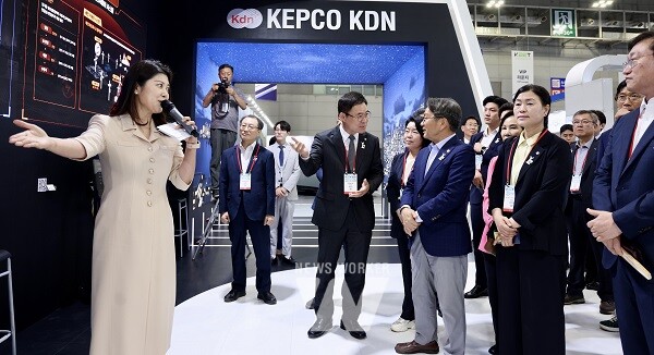 대한민국 기후환경 에너지 대전, 한전KDN 전시관을 찾은 관람객들