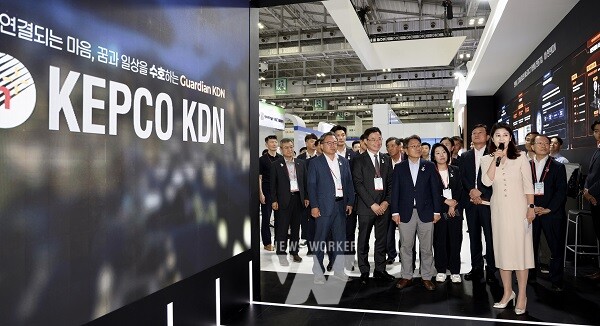 대한민국 기후환경 에너지 대전, 한전KDN 전시관을 찾은 전시회 관계자들