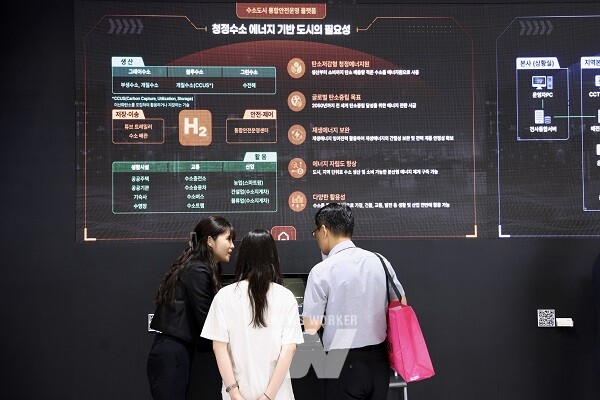 대한민국 기후환경 에너지 대전에서 한전KDN의 솔루션을 설명하고 있다