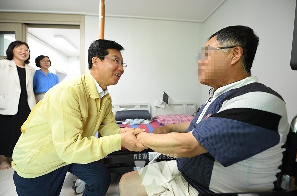 박병규 광산구청장이 9일 중간집에 거주하고 있는 주민을 만나 이야기를 나누고 있다.