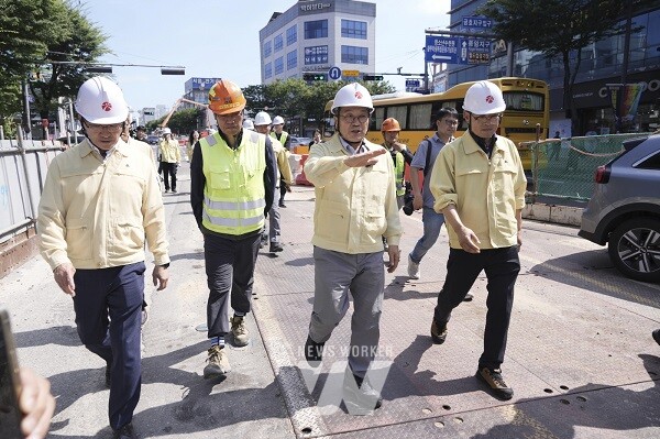 강기정 광주광역시장이 9일 오후 서구 금호지구입구 사거리 도시철도2호선 1단계 건설 현장을 방문해 공사 진행 상황과 현장 근로자들을 위한 특별 안전점검을 하고 있다./광주광역시 제공