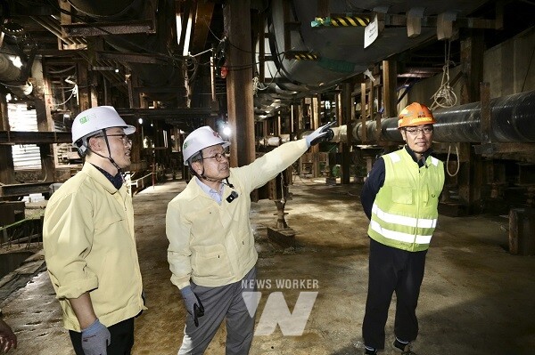 강기정 광주광역시장이 9일 오후 서구 금호지구입구 사거리 도시철도2호선 1단계 건설 현장을 방문해 공사 진행 상황과 현장 근로자들을 위한 특별 안전점검을 하고 있다./광주광역시 제공