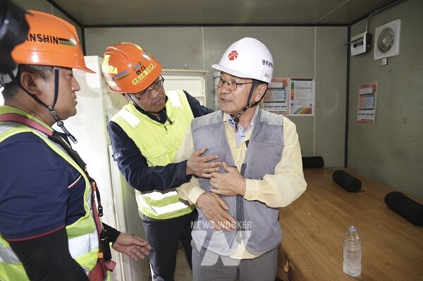 강기정 광주광역시장이 9일 오후 서구 금호지구입구 사거리 도시철도2호선 1단계 건설 현장을 방문해 폭염 대처 장비인 냉조끼를 착용해 보고 있다./광주광역시 제공