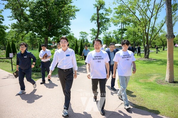 9일, 노관규 순천시장과 박규섭 국정기획위원회 대외협력국장 등 관계자들이 순천만국가정원을 순회하고 있다