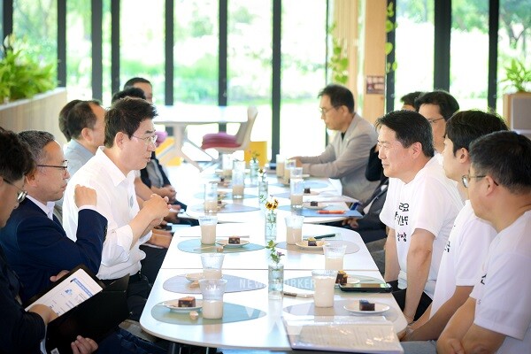 9일, 정원워케이션센터에서 노관규 순천시장이 국정기획위원회에 미래전략사업을 건의하고 있다