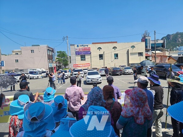 영암군 미암면 춘동리, 미중리, 남산리 마을 주민 100여 명이 9일 오후 2시 영암군청 앞에서 공장 증설 취소를 요구하며 집회를 가졌다.
