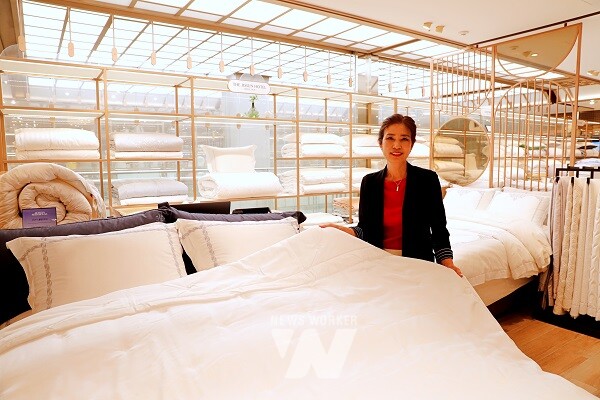 광주신세계 본관 8층 더 조선호텔에서 직원이 윈터 냉감 차렵이불을 들고 포즈를 취하고 있다