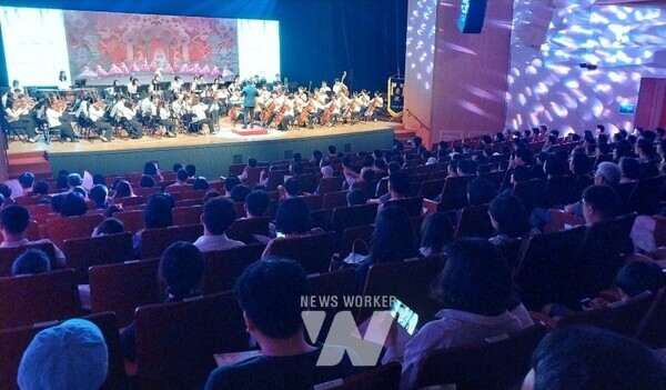 나주시(시장 윤병태)는 지난 8일 오후 7시 나주문화예술회관에서 ‘따로 또 같이 오케스트라 16’ 정기 연주회인 ‘SUMMER BLOSSOM’을 개최했다
