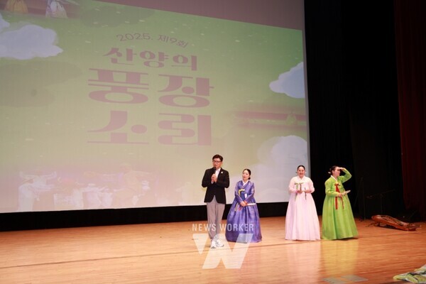 김철우 보성군수가 ‘산양의 풍장소리’를 공연한 푸르미 예술단을 소개하고 있다