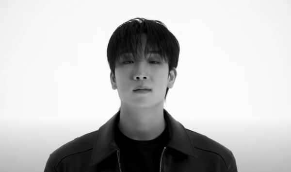 간단한 배경과 인물에 집중한 최수호의 '끝까지 간다' 뮤직비디오 [사진=원더케이]