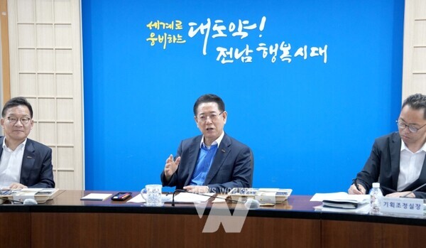 김영록 전라남도지사가 10일 도청 정약용실에서 열린 도정 현안 논의 실국 간담회에서 실국장들과 함께 도시락으로 오찬을 대신하며 서남권 인구 50만 에너지 혁신성장벨트, 광양·순천 미래첨단소재 국가산단 조성 등 시급한 도정 현안 등을 논의하고 있다.