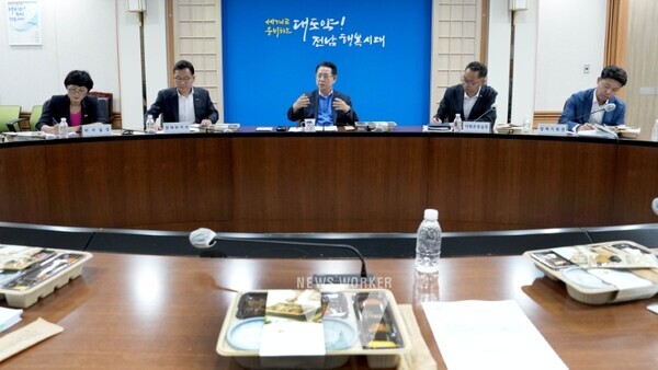 김영록 전라남도지사가 10일 도청 정약용실에서 열린 도정 현안 논의 실국 간담회에서 실국장들과 함께 도시락으로 오찬을 대신하며 서남권 인구 50만 에너지 혁신성장벨트, 광양·순천 미래첨단소재 국가산단 조성 등 시급한 도정 현안 등을 논의하고 있다.