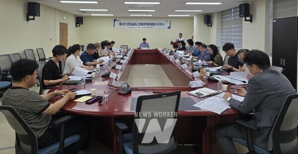 전라남도는 ‘제3기 전남도 건축정책위원회’ 출범식을 열고, 위원 위촉과 함께 위원회의 효율적인 운영을 위한 소위원회 구성 방안을 지난 9일 남악주민복합센터 회의실에서 심의·의결했다.