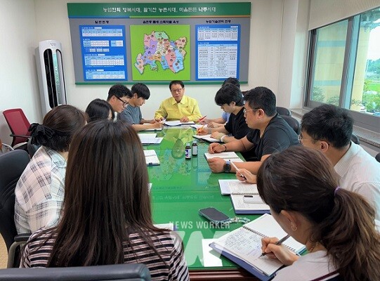 나주시가 이른 폭염에 선제적으로 대응하기 위해 농업재해대책 상황실을 운영중인 모습. (사진제공-나주시)
