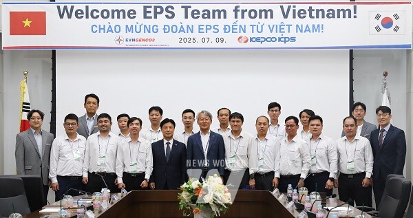 베트남 EPS 직원들이 7월 9일 한전KPS 본사를 방문해 발전안전사업본부장인 김도윤 부사장(앞줄 왼쪽 6번째) 등 임직원과 기념촬영을 하고 있다.