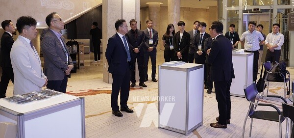 국제 e-모빌리티 엑스포에서 설명을 듣고 있는 박상형 한전KDN 사장