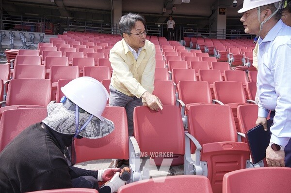 강기정 광주광역시장이 10일 오전 북구 광주-기아챔피언스필드를 찾아 관람석 교체작업 진행 상황과 근로자들의 폭염대응 실태를 점검하고 있다./광주광역시 제공