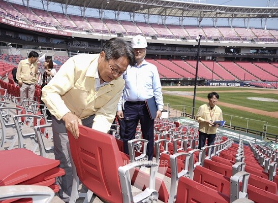 강기정 광주광역시장이 10일 오전 북구 광주-기아챔피언스필드를 찾아 관람석 교체작업을 직접 체험해 보며 근로자들의 폭염대응 실태를 점검하고 있다./광주광역시 제공