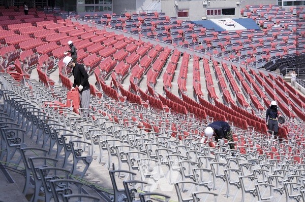 10일 오전 북구 광주-기아챔피언스필드에 관람석 교체작업이 진행되고 있다./광주광역시 제공