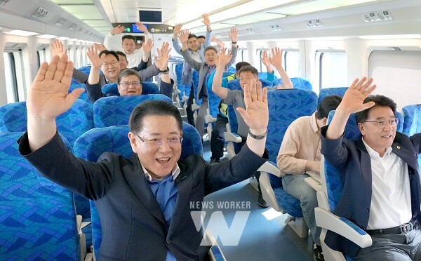 김영록 전라남도지사가 10일 오후 오는 9월 개통 예정인 전남 남해선 '목포~보성' 구간의 영업시운전 열차 출발을 축하하며 관계자들과 환호하고 있다.'목포~보성' 구간은 목포 임성리~영암~해남~장흥~장동~신보성까지 이어지는 총연장 82.5㎞ 단선전철로 1조6천400억 원이 투입됐다.철로가 개통되면 보성은 남해안선과 경전선이 만나는 철도 거점지역으로 서남권 교통 편의 증진과 남해안권 관광 활성화에 핵심적인 역할을 할 것으로 기대된다.